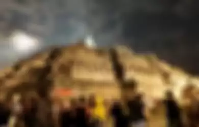 Misteri jam raksasa Candi Borobudur