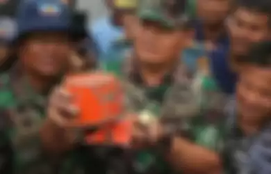 PAnglima Komando Angkatan Armada RI Kawasan Barat Laksamana Muda TNI Yudo Margono menunjukkan Cokpit