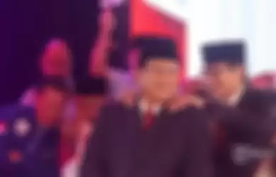 Sandiaga Uno memijit pundak Prabowo Subianto dalam debat pertama calon presiden RI 2019-2024.