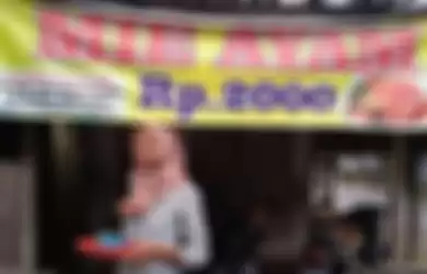 Rika, pedagang mi ayam Rp 2.000 yang viral di Facebook, berdiri di depan rumah yang sekaligus juga warungnya di Dukuh Gondang RT 3 RW 7, Desa Grasak, Kecamatan Gondang, Kabupaten Sragen, Jawa Tengah, Jumat (18/1/2019).