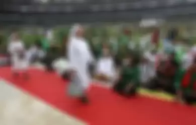 Biarawati Katolik yang diundang dalam acara Harlah ke-73 Muslimat NU, melintas di depan pesrta yang memadati Stadion Utama Gelora Bung Karno, Senayan, Jakarta, Minggu (27/1/2019). Acara tersebut mengangkat tema 'Khidmah Muslimat NU, Jaga Aswaja, Teguhkan Bangsa'. TRIBUNNEWS/HO/TRISNADI MARJAN