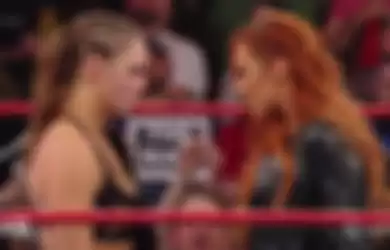 Ronda Rousey (kiri) dan Becky Lynch (kanan).