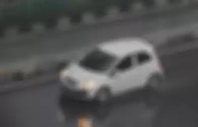 Berkendara saat hujan, rawan kecelakaan