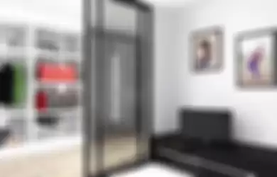 Pintu geser berbahan kaca menjadi pembatas antara kamar tidur dan walk-in closet.