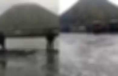 Banjir di Lautan Pasir Gunung Bromo. 