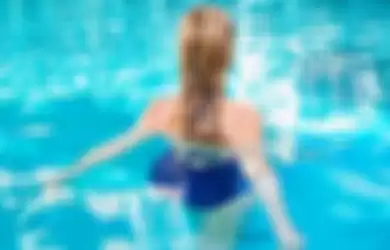 Ilustrasi wanita di kolam renang