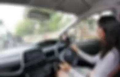 Cewek mengemudi mobil di Jakarta, butuh maps