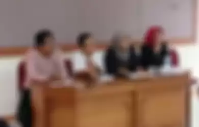 Kuasa Hhkum Catur Udi Handayani (jilbab merah), Suharti (Direktur Rifka Annisa, pendamping penyintas), Sukiratnasari (kuasa hukum, mengenakan baju putih) dan Afif Amrullah (kuasa hukum) saat jumpa pers di kantor Rifka Annisa terkait penyelesaian dugaan pelecehan seksual di KKN UGM.