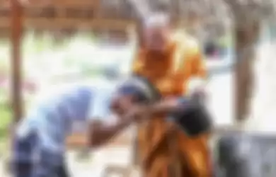Foto biksu membantu seorang pria berwudu yang viral di media sosial.