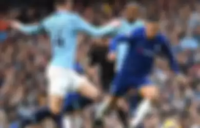 Eden Hazard ketika berusahan melewati hadangan dari para pemain Manchester City.