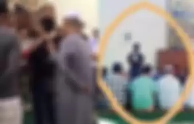 Viral, seorang pria berdiri kaku selama sejam saat salat berjamaah.