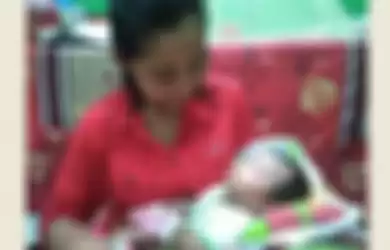 Bayi Joko Widodo Ma'ruf digendong ibundanya, Heni.