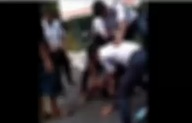 Dua pemuda di Medan dikeroyok hingga tewas di sekitar sebuah kampus negeri di kota itu.