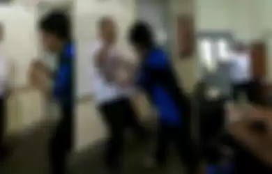 Viral video siswa menantang guru karena nggak terima ponsel miliknya disita.