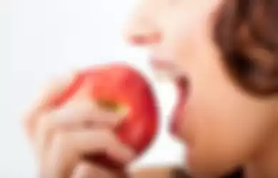 Ilustrasi makan apel tanpa mengupas kulit