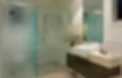 Ilustrasi penggunaan kaca di kamar mandi