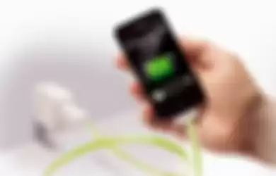 Nge-charge Smartphone