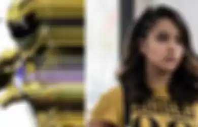 Power Ranger Kuning, Trini, yang diperankan oleh Becky Gomez