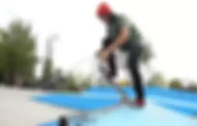 Keren dan Menginspirasi, Pemuda Ini Jago Banget Main Skateboard Meski Buta!