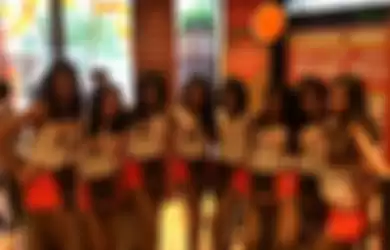 Hooters girls atau pramusaji Hooters Jakarta.