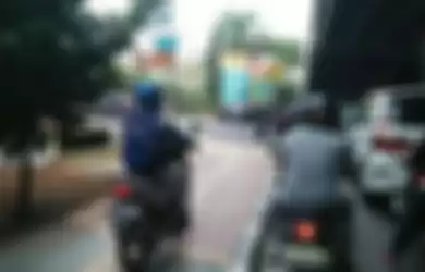 Pengendara motor yang menaiki trotoar (Kompas.com)