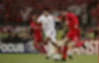 Kaka dan Carragher sedang berebut bola di Final Liga Champions 2005