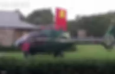 Anti-Mainstream, Orang Ini Drive-Thru' di McD Pake Helikopter!