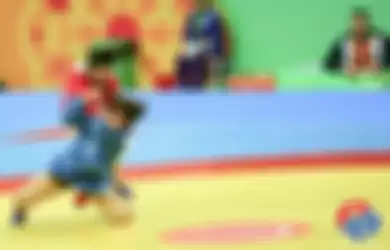 Mutiara (biru), atlet Sambo Indonesia, saat bertanding dengan peserta asal Syria di Turkmenistan, Turkey. Mutiara absen mengikuti UNBK pada hari ketiga lantaran ikut pemanasan Asean Games di Jakarta.(KOMPAS.com/Farida Farhan)