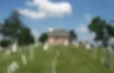 Tak Perlu Takut Ini Dia Solusi untuk Rumah yang Berdampingan dengan Pemakaman