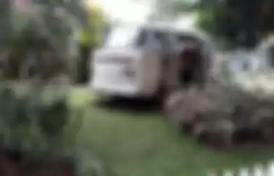Sebuah mobil VW jadul terparkir di halaman rumah Raffi Ahmad. Mobil itu menjadi ornamen menarik di bagian depan rumah.