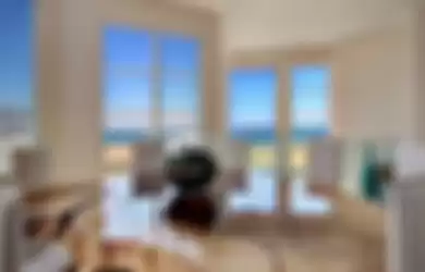 Ruang makan dengan background pantai