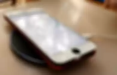 (Video) Tukang Oprek ini Menambahkan Wireless Charging ke iPhone 7