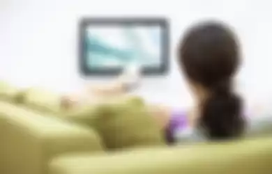 Pria dan wanita berusia 40-79 tahun yang menonton TV lebih dari 5 jam setiap hari, risikonya terkena