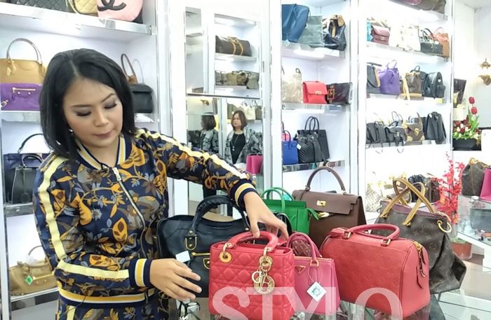 Angela, pemilik Hermesien Closet di Mall Artha Gading dan waralaba Bag Spa di Jakarta.