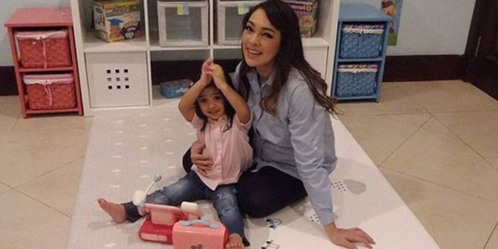 Stimulasi Si Kecil agar Lebih Mandiri dengan Ajarkan Pekerjaan Rumah (Instagram reisa Broto)