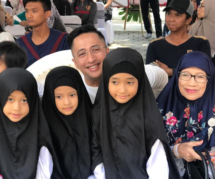 Irfan Hakim bersama anak-anaknya