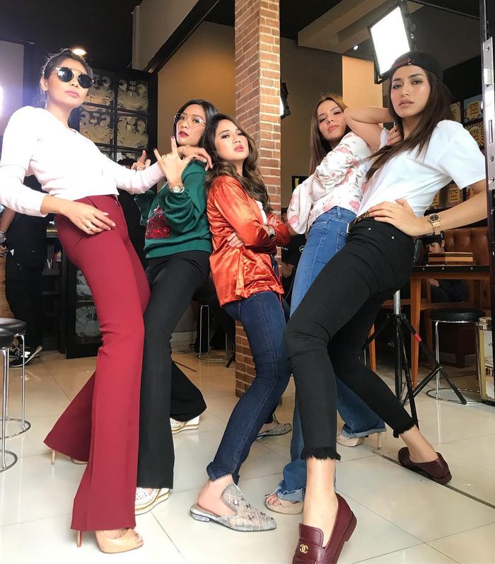Gaya Foto Bareng Sahabat Kekinian gaya selfie kekinian