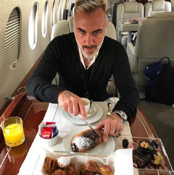 Perjalanan Vacchi dengan pesawat jet pribadi