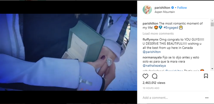 Paris memakai cincin sendiri