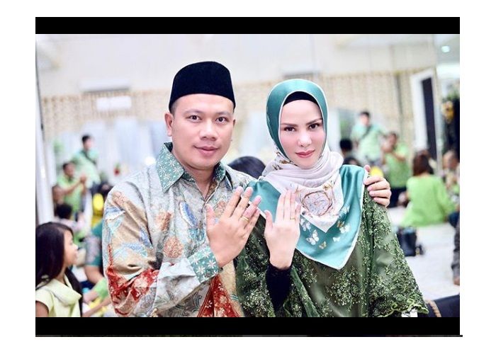Cincin yang kekecilan yang dipakai oleh Vickey Prasetyo saat menikahi Angel Lelga