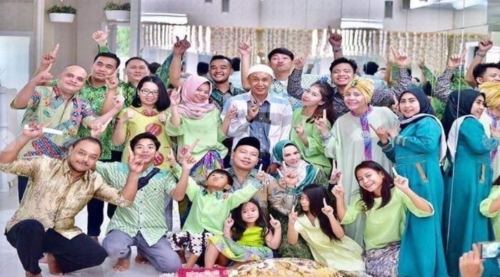 Jari tangan Vicky Prasetyo dan Angel Lelga menunjukan angka 1 dan 2