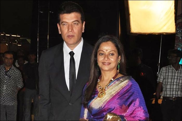 Aditya Pancholi dan istri