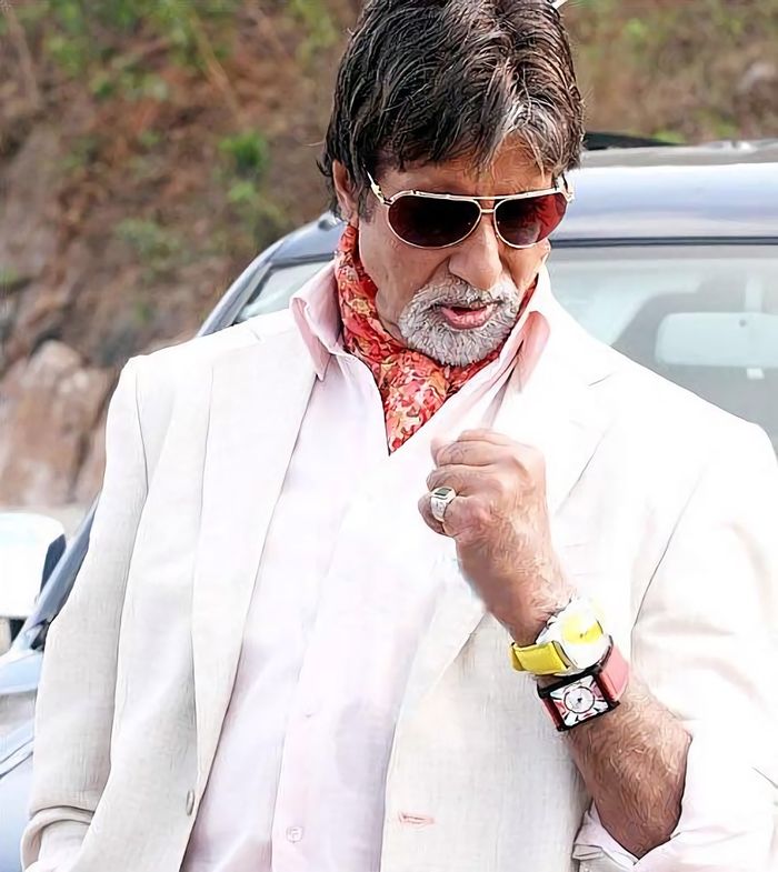 Amitabh Bachchan dengan 2 jam tangan