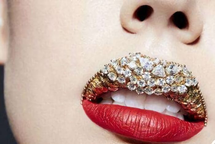 Bibir dengan 80 butir berlian