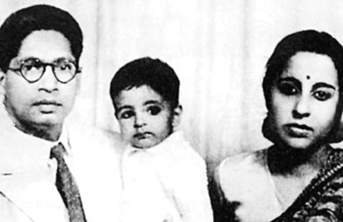 Amitabh Bachchan (tengah) dengan tatapan matanya yang tidak berubah