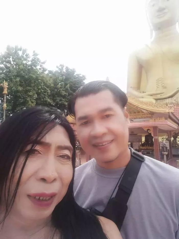 Bersama dengan sang kekasih, ia kerap pergi jalan-jalan