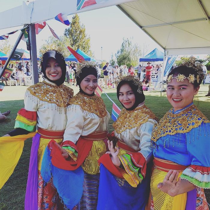Sindy Dewiana mengajar tari