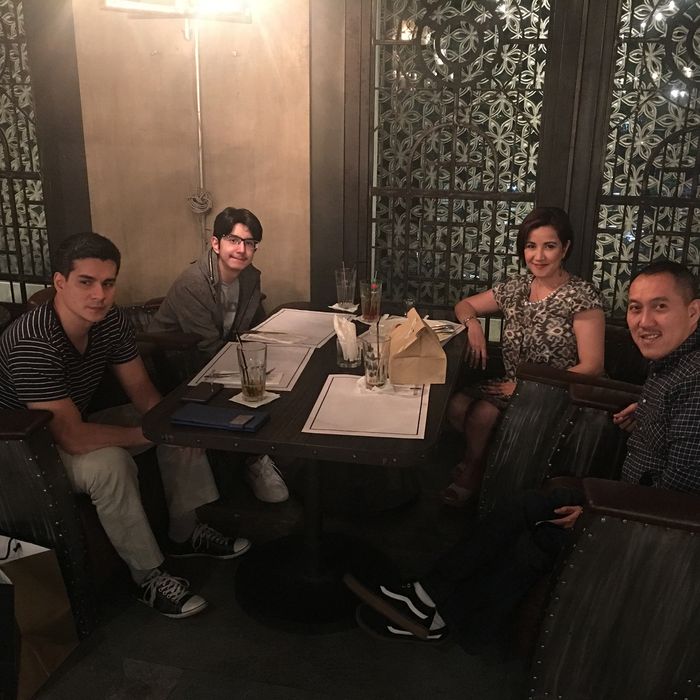 Di acara ulang tahun Derren September 2017 lalu, makan malam bersama keluarga dan juga dihadiri ayah kandungnya.