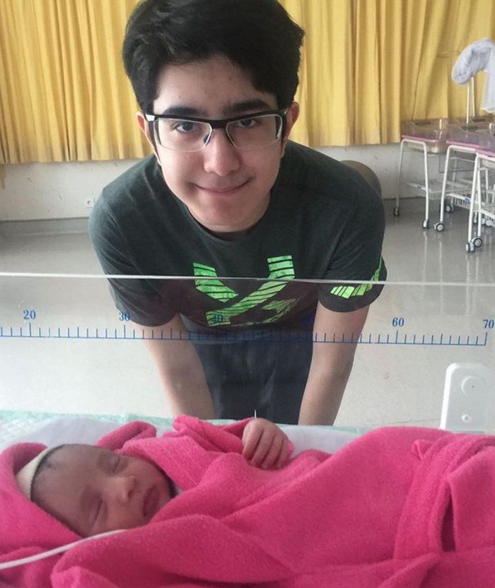 Darren bersama adik perempuannya.