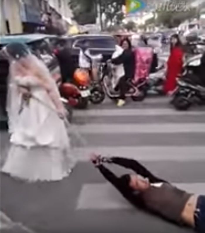 Pengantin perempuan ini menyeret calon suaminya di jalanan